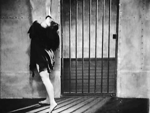 A.Page.of.Madness.1926.XviD.avi_snapshot_04.45.125 (2)